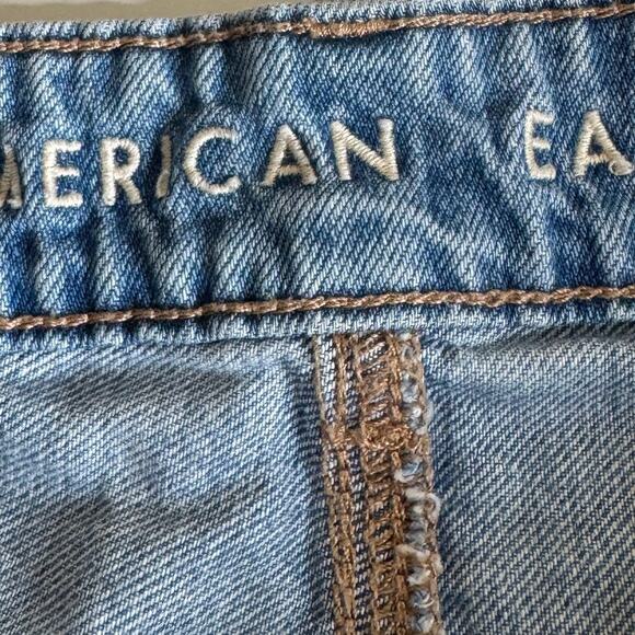 American Eagle Tomgirl Jean Shorts Raw Cut Hem Distressed Denim Women’s 8 - Picture 8 of 9